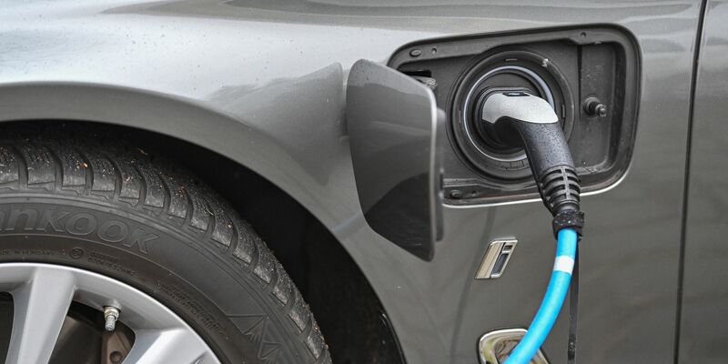 Ein Elektrofahrzeug der Marke BMW wird an einer Ladesäule aufgeladen. - Foto: Patrick Pleul/dpa-Zentralbild/dpa