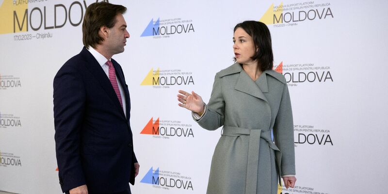 Außenministerin Annalena Baerbock und ihr Amtskollege aus der Republik Moldau, Nicu Popescu, bei der Konferenz der Moldau-Unterstützungsplattform im Palast der Republik in Chisinau. - Foto: Bernd von Jutrczenka/dpa
