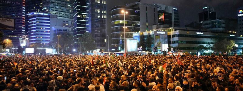 Menschen versammeln sich aus Solidarität mit den Palästinensern vor dem israelischen Konsulat in Istanbul. - Foto: Emrah Gurel/AP/dpa