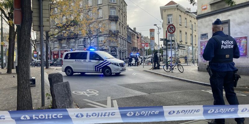 Polizeibeamte im Einsatz in Brüssel. - Foto: Lou Lampaert/Belga/dpa