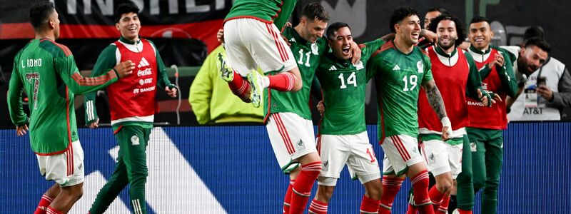 Die Mexikaner feiern den Treffer zum 2:1 von Erick Sanchez (14) . - Foto: Federico Gambarini/dpa
