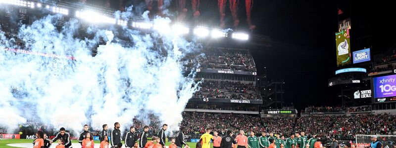 Die Teams aus Mexiko und Deutschland begrüßen sich vor dem Spiel in Philadelphia. - Foto: Federico Gambarini/dpa