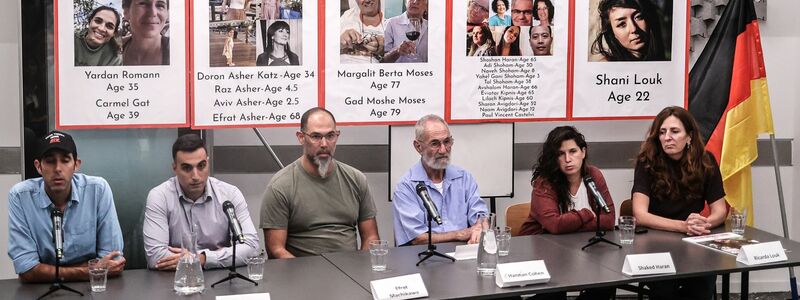 Angehörige von Israelis, die während des Hamas-Angriffs entführt wurden, geben nach einem Treffen mit Kanzler Scholz in der deutschen Botschaft in Tel Aviv eine Pressekonferenz. - Foto: Ilia Yefimovich/dpa