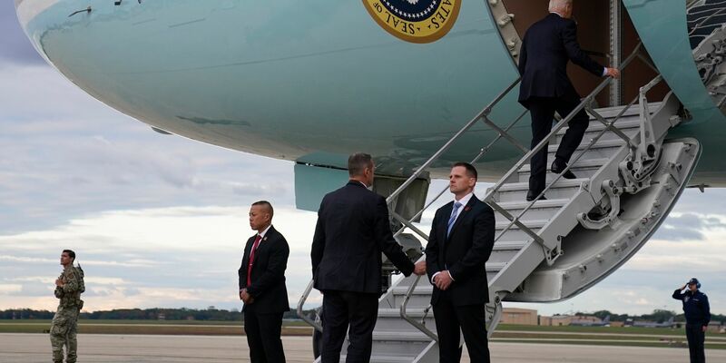 US-Präsident Joe Biden bricht zu seiner Reise nach Israel auf. - Foto: Evan Vucci/AP/dpa