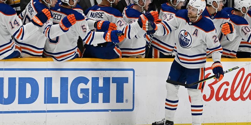 Edmontons Leon Draisaitl (r) nimmt nach seinem Treffer die Glückwünsche der Teamkollegen entgegen. - Foto: Mark Zaleski/AP/dpa