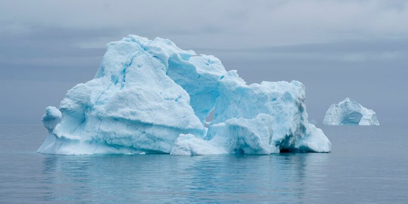 Eisberge treiben im Scoresby Sund von Grönland. - Foto: Chris Szagola/AP/dpa