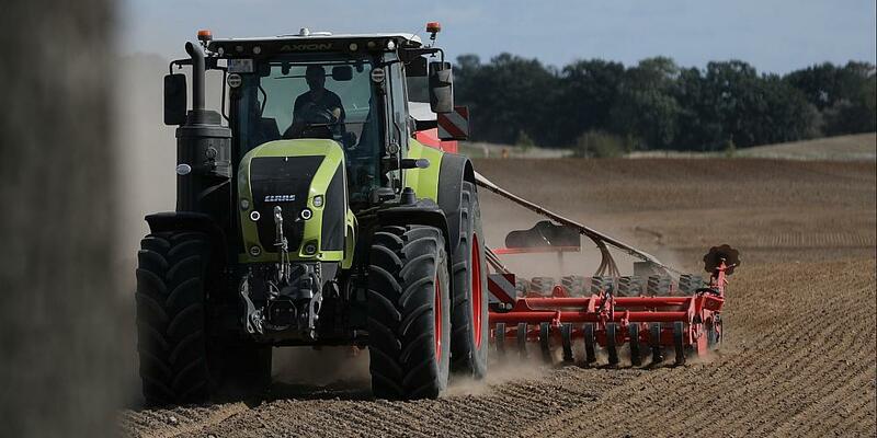 Bauer mit Traktor (Archiv) - Foto: über dts Nachrichtenagentur