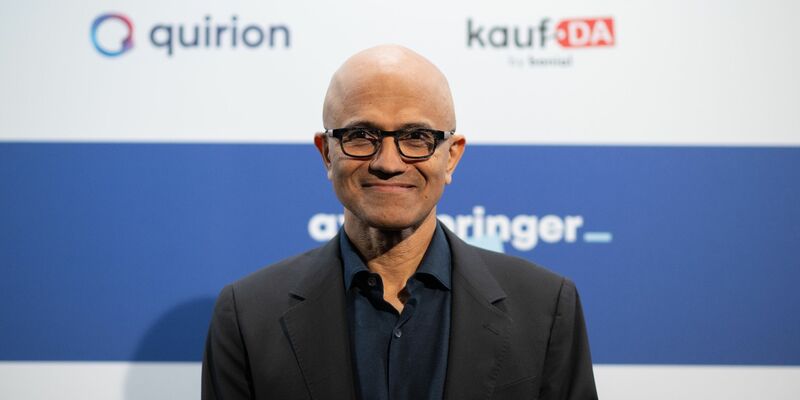 Menschliche Fähigkeiten wie kritisches Denken würden in der Zukunft möglicherweise sogar noch wichtiger werden, prognostiziert der Microsoft-Chef. - Foto: Sebastian Christoph Gollnow/dpa