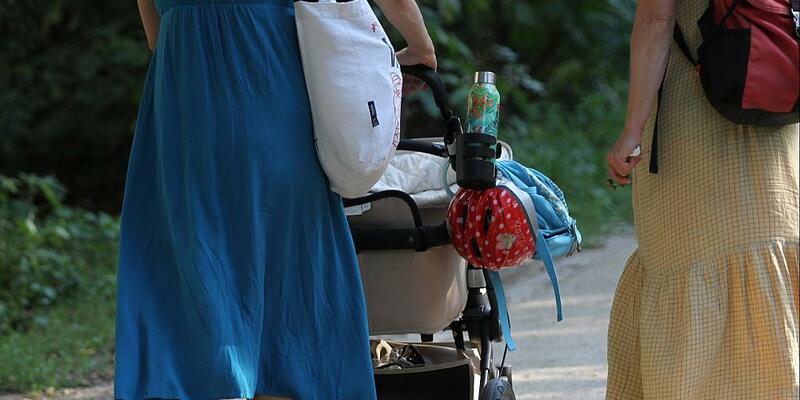 Zwei Frauen mit Kinderwagen (Archiv) - Foto: über dts Nachrichtenagentur