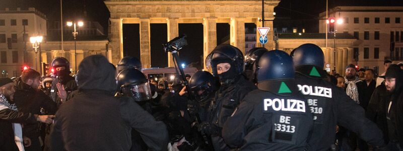 Pro-Palästina-Demonstranten streiten sich mit der Polizei vor dem Brandenburger Tor. - Foto: Paul Zinken/dpa