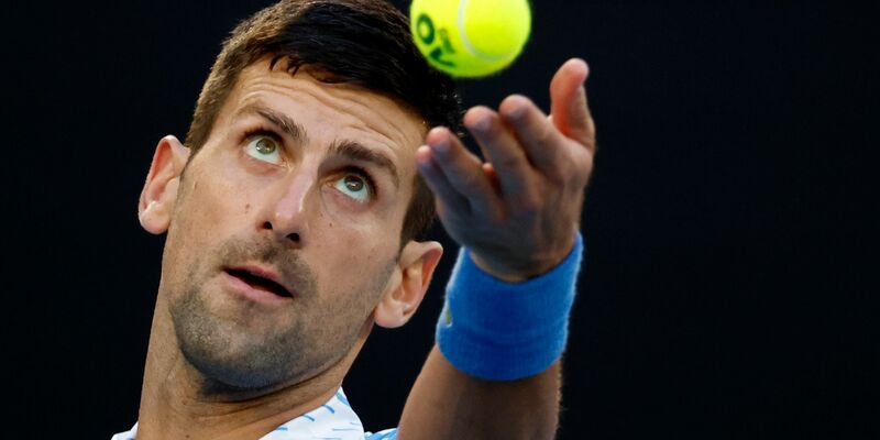 Ball ist nicht gleich Ball: Novak Djokovic schlägt auf. - Foto: Asanka Brendon Ratnayake/AP/dpa