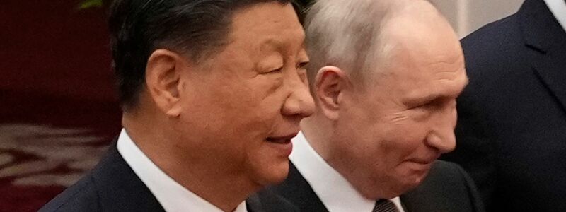 Seite an Seite: der chinesische Präsident Xi Jinping (l) und Kremlchef Wladimir Putin in Pekig. - Foto: Suo Takekuma/Pool Kyodo News/AP