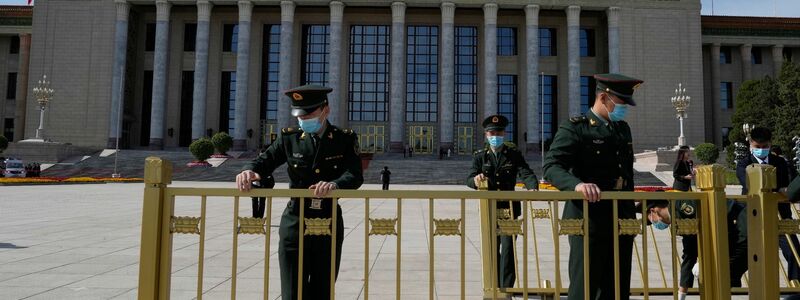 Soldaten errichten Barrikaden vor der Großen Halle des Volkes in der chinesischen Hauptstadt. - Foto: Ng Han Guan/AP/dpa