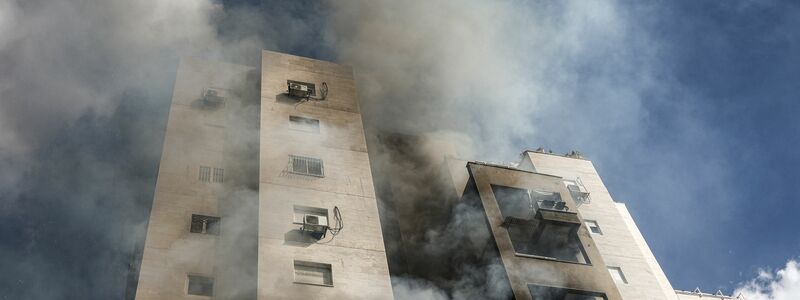 Nach einem Raketenangriff aus dem Gazastreifen ist Rauch aus einem Wohnhaus in Ashkelon zu sehen (Archiv). - Foto: Ilia Yefimovich/dpa