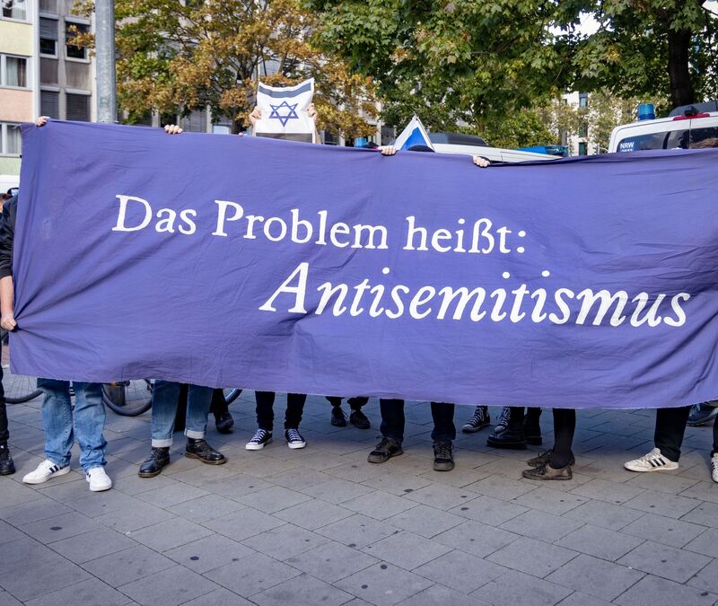 Pro-israelische Gegendemonstranten bei einer Pro-Palästina-Demonstration in Düsseldorf. - Foto: Christoph Reichwein/dpa