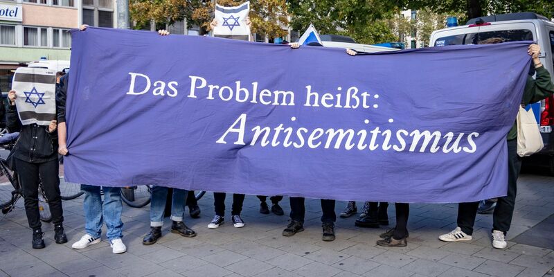 Pro-israelische Gegendemonstranten bei einer Pro-Palästina-Demonstration in Düsseldorf. - Foto: Christoph Reichwein/dpa