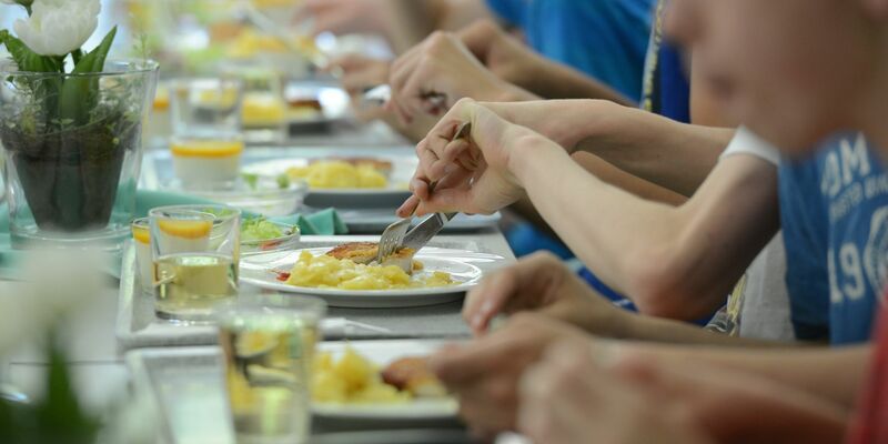 Eine internationale Initiative unter dem Dach der Vereinten Nationen berät in Paris, wie jedes Kind auf der Welt bis 2030 Zugang zu Schulmahlzeiten erhält. - Foto: Franziska Kraufmann/dpa