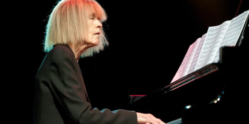 Carla Bley auf dem Moers Festival 2012. Jetzt ist die Pianistin im Alter von 87 Jahren gestorben. - Foto: Bernd Thissen/dpa