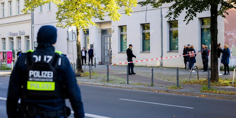 Polizeikräfte stehen vor der jüdischen Gemeinde Kahal Adass Jisroel in Berlin. - Foto: Christoph Soeder/dpa