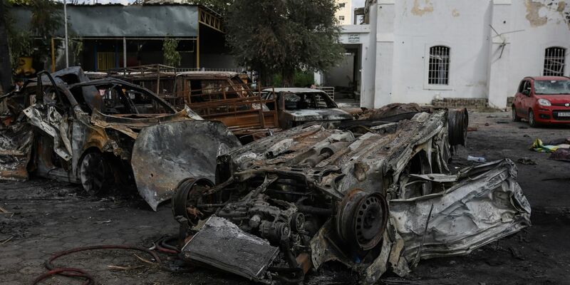 Nach dem Explosion am Krankenhaus Ahli Arab. - Foto: Mohammad Abu Elsebah/dpa