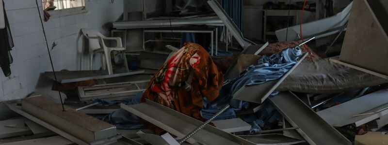 Verwüstungen nach dem Raketeneinschlag in der Al-Ahli-Klinik. - Foto: Mohammad Abu Elsebah/dpa