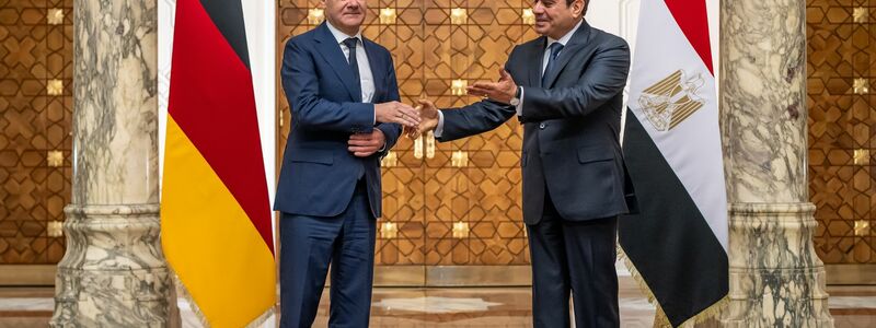 Bundeskanzler Olaf Scholz trifft Ägyptens Staatschef Abdel Fattah al-Sisi (r) in Kairo. - Foto: Michael Kappeler/dpa Pool/dpa