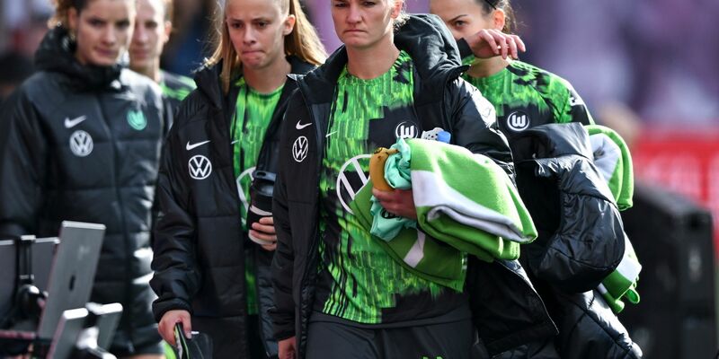 Die Wölfinnen um Alexandra Popp (2.v.r.) haben die Gruppenphase der Champions League verpasst. - Foto: Hendrik Schmidt/dpa/Archivbild