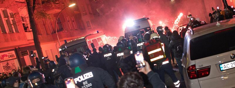 Bei der verbotenen Demonstration in Neukölln wird Pyrotechnik abgebrannt. - Foto: Paul Zinken/dpa