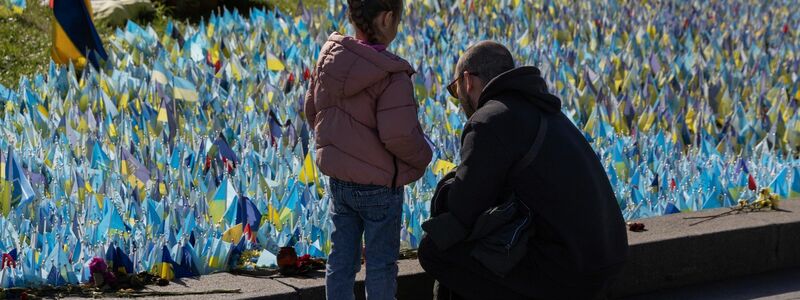 Bergungsarbeiten an der beschädigten Kinderklinik in Kiew - Foto: Alex Babenko/AP/dpa