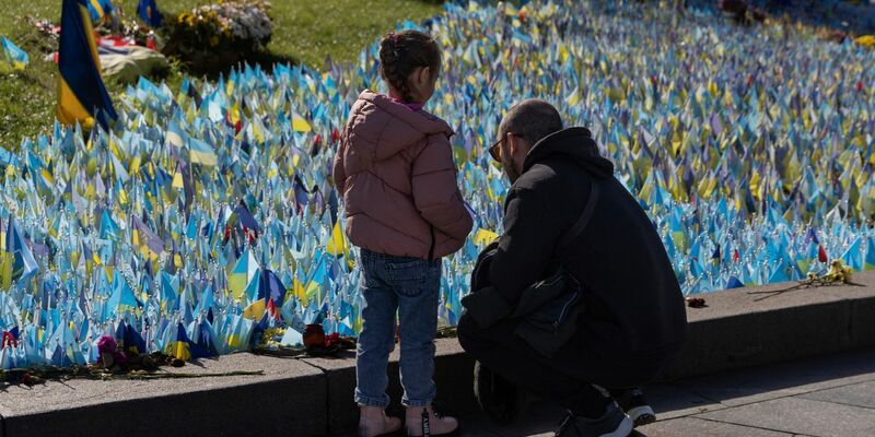 Mehr als ein Dutzend Menschen sterben.  - Foto: Alex Babenko/AP/dpa