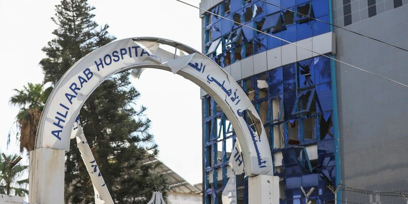 «Die Zerstörung des Krankenhauses gestern hat den Druck auf dieses bröckelnde, angeschlagene und traurige Gesundheitssystem weiter erhöht», sagt UN-Nothilfekoordinator Martin Griffiths. - Foto: Mohammad Abu Elsebah/dpa