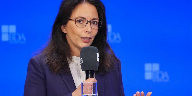 «Die AfD ist eine Partei der Rassisten, die auch Arbeitnehmerinnen und Arbeitnehmer gegeneinander hetzen will, statt gemeinsam Fortschritt für alle zu erreichen», sagt DGB-Vorsitzende Yasmin Fahimi. - Foto: Soeren Stache/dpa