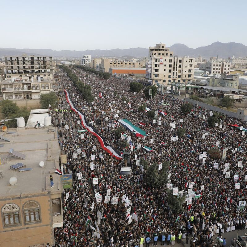 Anhänger der Huthi versammeln sich in Jemens Hauptstadt Sanaa bei einer Kundgebung zur Unterstützung der palästinensischen Bevölkerung. - Foto: Osamah Abdulrahman/dpa