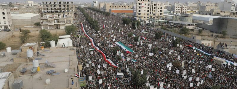 Anhänger der Huthi versammeln sich in Jemens Hauptstadt Sanaa bei einer Kundgebung zur Unterstützung der palästinensischen Bevölkerung. - Foto: Osamah Abdulrahman/dpa