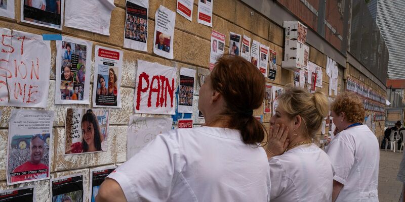 Fotos der im Gazastreifen vermissten Menschen an einer Wand in Tel Aviv. Nachdem die Hamas am 7. Oktober Israel überfiel, fordern Angehörige und ihre Unterstützer die Rückkehr der Geiseln. - Foto: Petros Giannakouris/AP/dpa