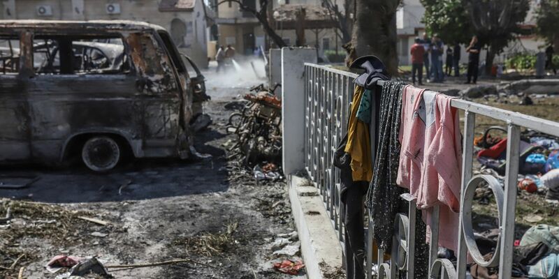 Zerstörungen, die durch den Angriff auf das Ahli-Arab-Krankenhaus in Gaza verursacht wurden. Bei dem Angriff wurden Dutzende von Zivilisten getötet. - Foto: Mohammad Abu Elsebah/dpa
