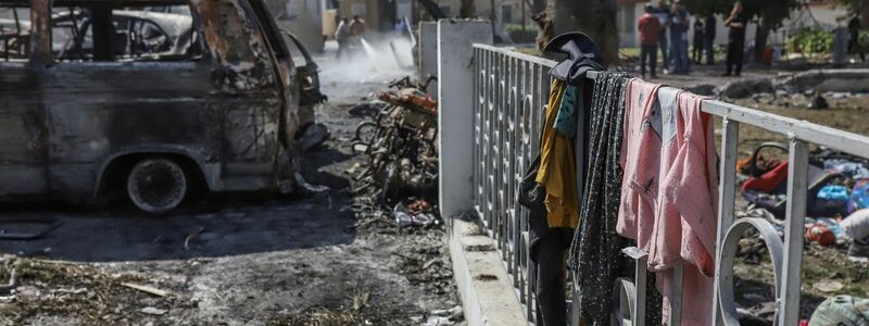 Nach einer Explosion vor der Al-Ahli-Klinik in Gaza-Stadt sind Habseligkeiten von Menschen auf dem Boden verteilt. - Foto: Mohammad Abu Elsebah/dpa