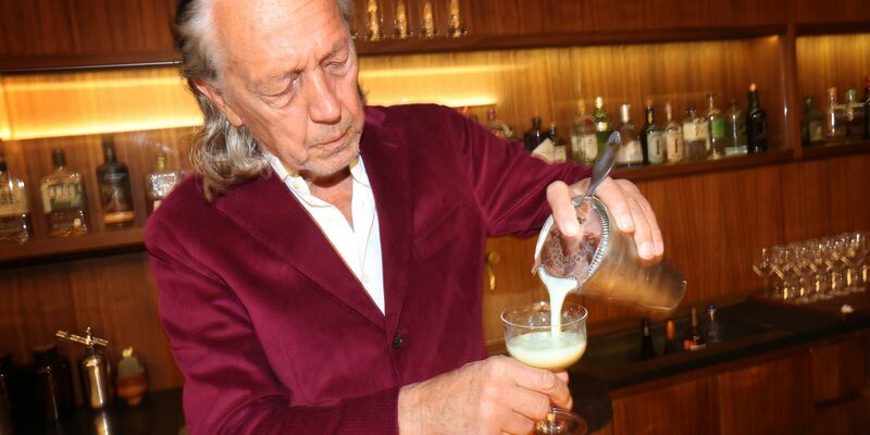 Charles Schumann mixt in seiner Bar in München «Swimming Pool». - Foto: Karl-Josef Hildenbrand/dpa