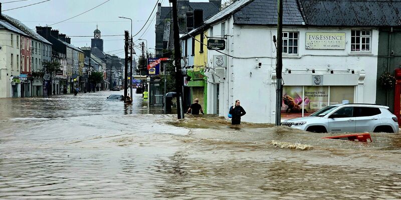 Überschwemmungen im Raum Midleton. Mehr als 100 Häuser wurden dort durch den Sturm «Babet» überflutet. - Foto: Damien Rytel/PA Media/dpa