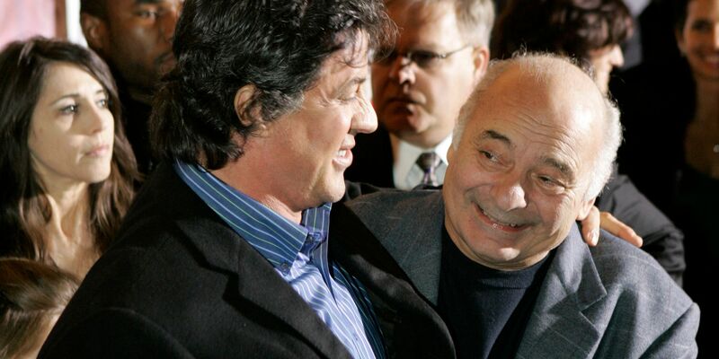Sylvester Stallone (l) umarmt Burt Young (2006). - Foto: Matt Rourke/AP/dpa