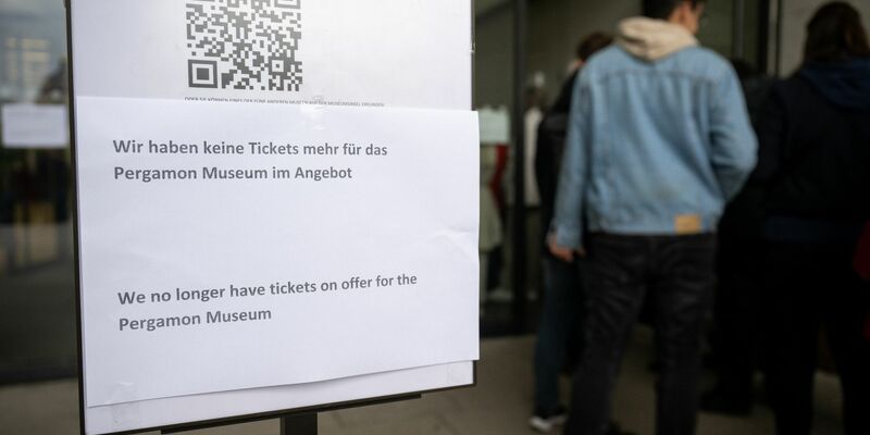 «Wir haben keine Tickets mehr für das Pergamon Museum im Angebot»: Ab 23. Oktober sind die Türen des Museums für einige Jahre ganz zu. - Foto: Sebastian Christoph Gollnow/dpa