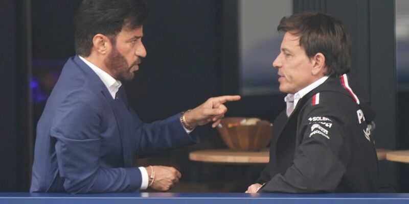 Ernste Blicke: Fia-Boss Mohammed ben Sulayem (l) Mercedes-Motorsportchef bei Toto Wolff. - Foto: Tim Goode/PA Wire/dpa