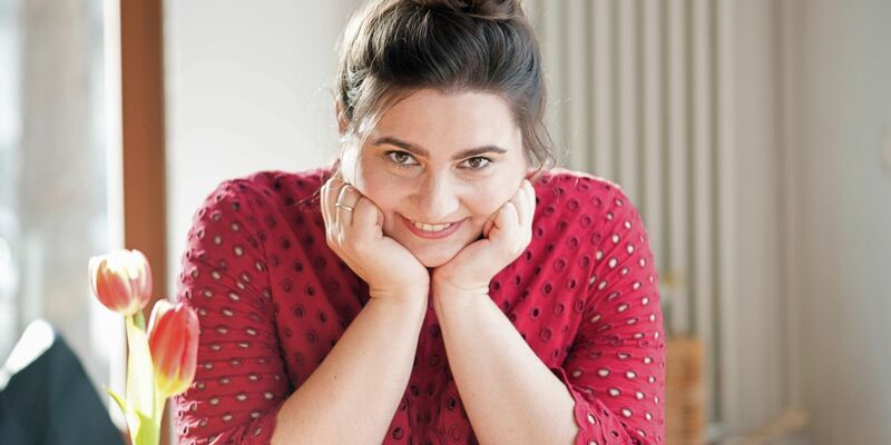 Die Autorin Kathinka Engel ist auf Tiktok aktiv. - Foto: Diane von Schoen/Kathinka Engel/dpa