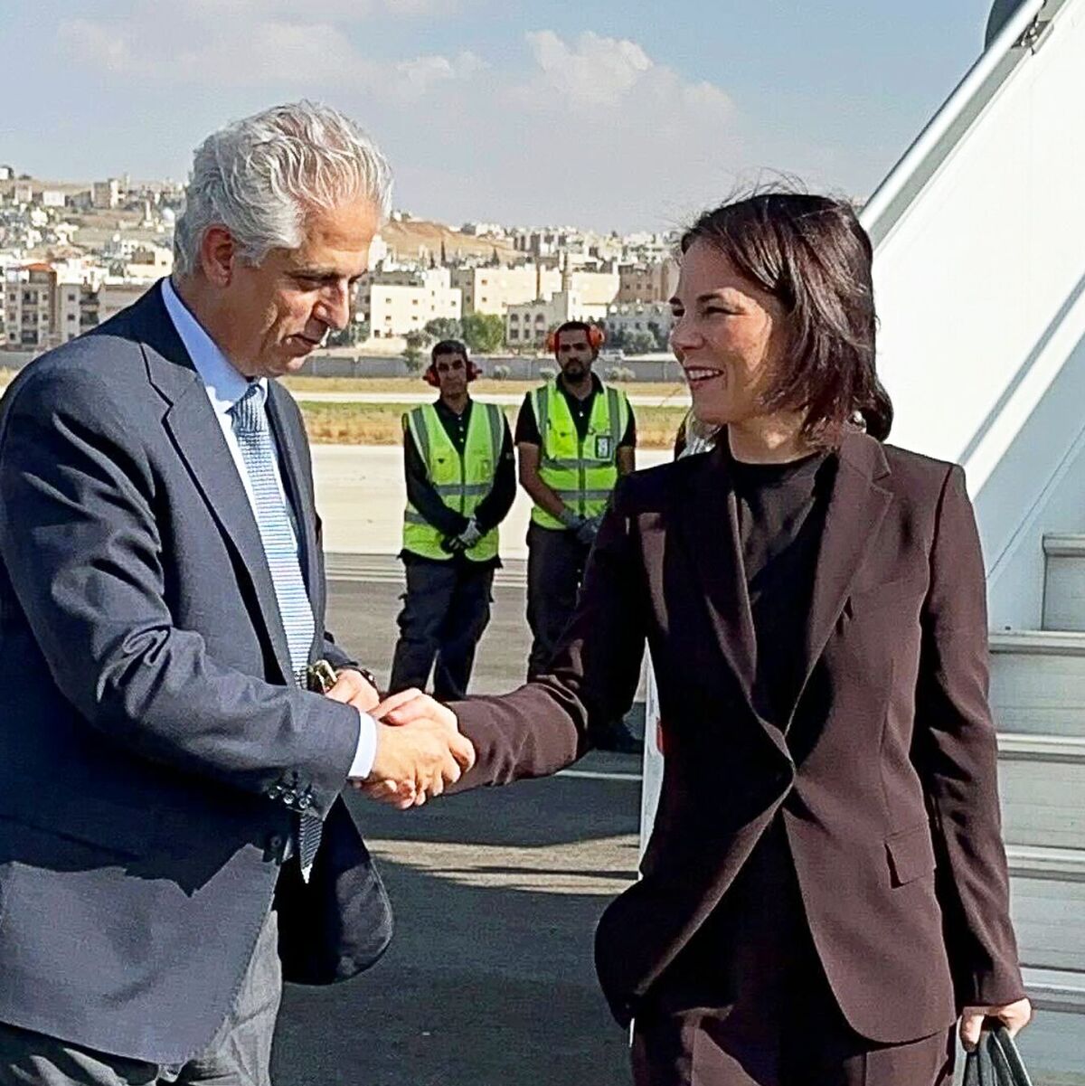 Außenministerin Baerbock bei ihrer Ankunft am Flughafen der jordanischen Hauptstadt Amman. - Foto: Jörg Blank/dpa