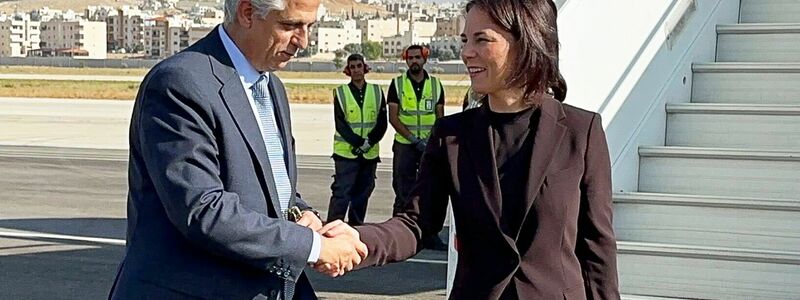 Außenministerin Baerbock bei ihrer Ankunft am Flughafen der jordanischen Hauptstadt Amman. - Foto: Jörg Blank/dpa