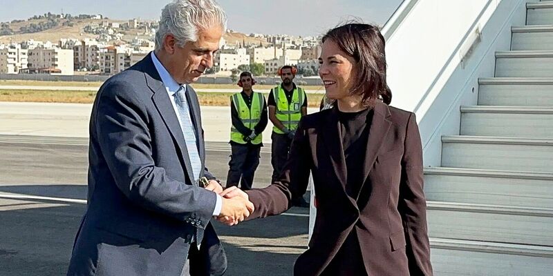 Außenministerin Baerbock bei ihrer Ankunft am Flughafen der jordanischen Hauptstadt Amman. - Foto: Jörg Blank/dpa