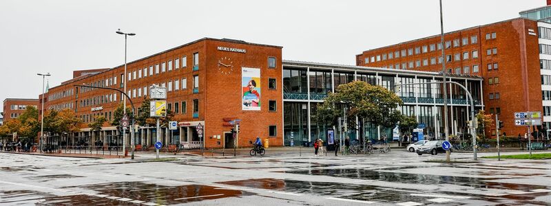 Vor dem Neuen Kieler Rathaus ereignete sich ein schwerer Unfall - eine junge Frau kam dabei ums Leben. - Foto: Axel Heimken/dpa