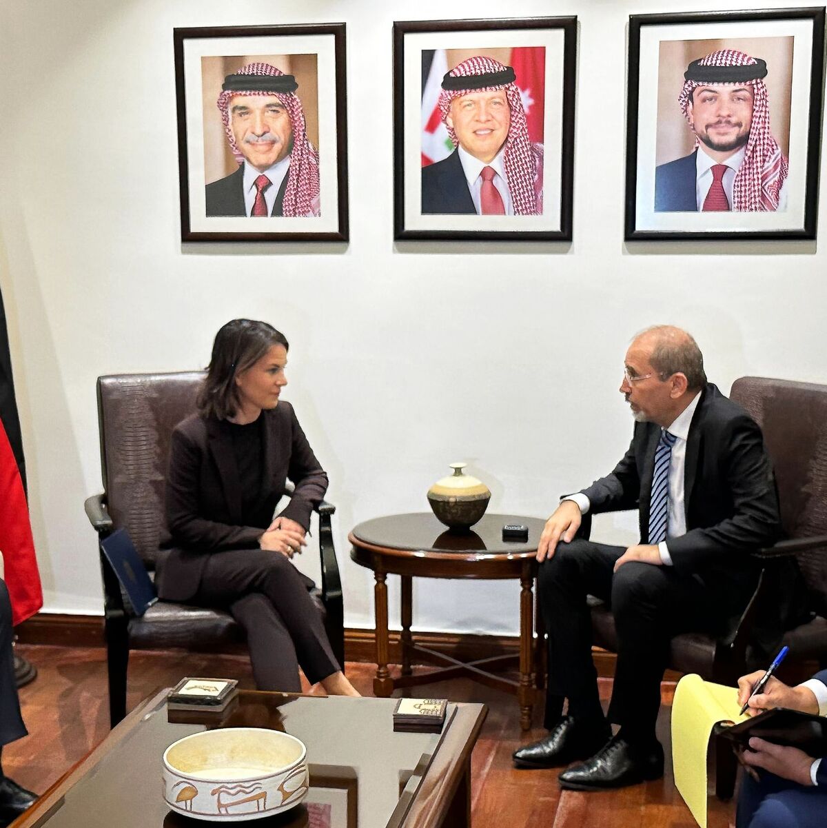 Außenministerin Annalena Baerbock zusammen mit ihrem jordanischen Amtskollegen Aiman al-Safadi in Amman. - Foto: Jörg Blank/dpa