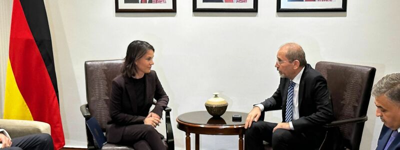 Außenministerin Annalena Baerbock zusammen mit ihrem jordanischen Amtskollegen Aiman al-Safadi in Amman. - Foto: Jörg Blank/dpa