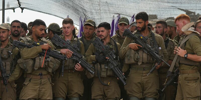Israelische Soldaten hören dem israelischen Verteidigungsminister Gallant während dessen Truppenbesuchs zu. - Foto: Tsafrir Abayov/AP/dpa